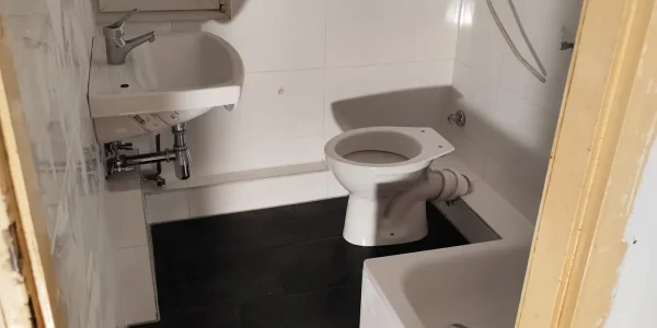Fertig gestaltetes modernes Badezimmer