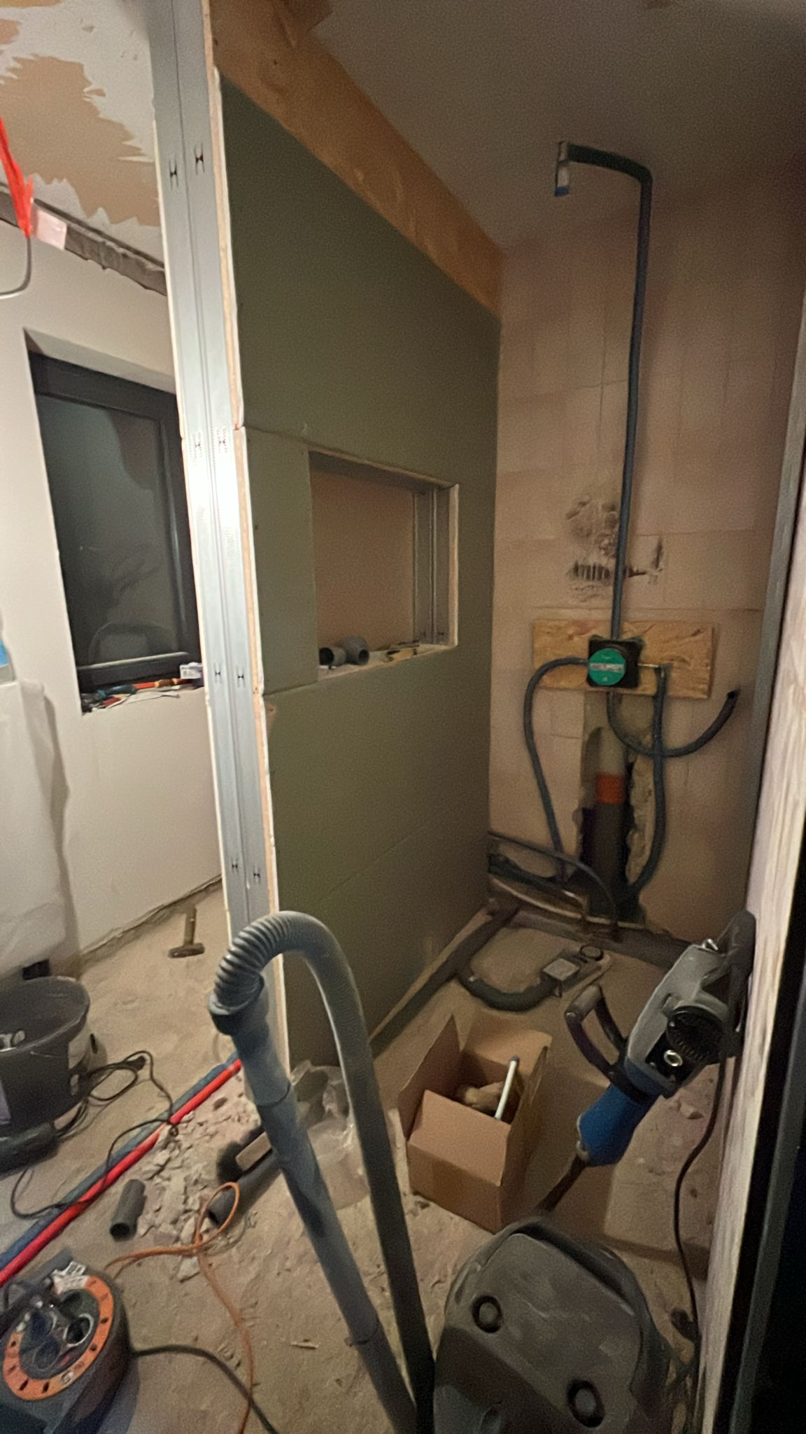 Baustelle Badezimmer mit Rohinstallationen