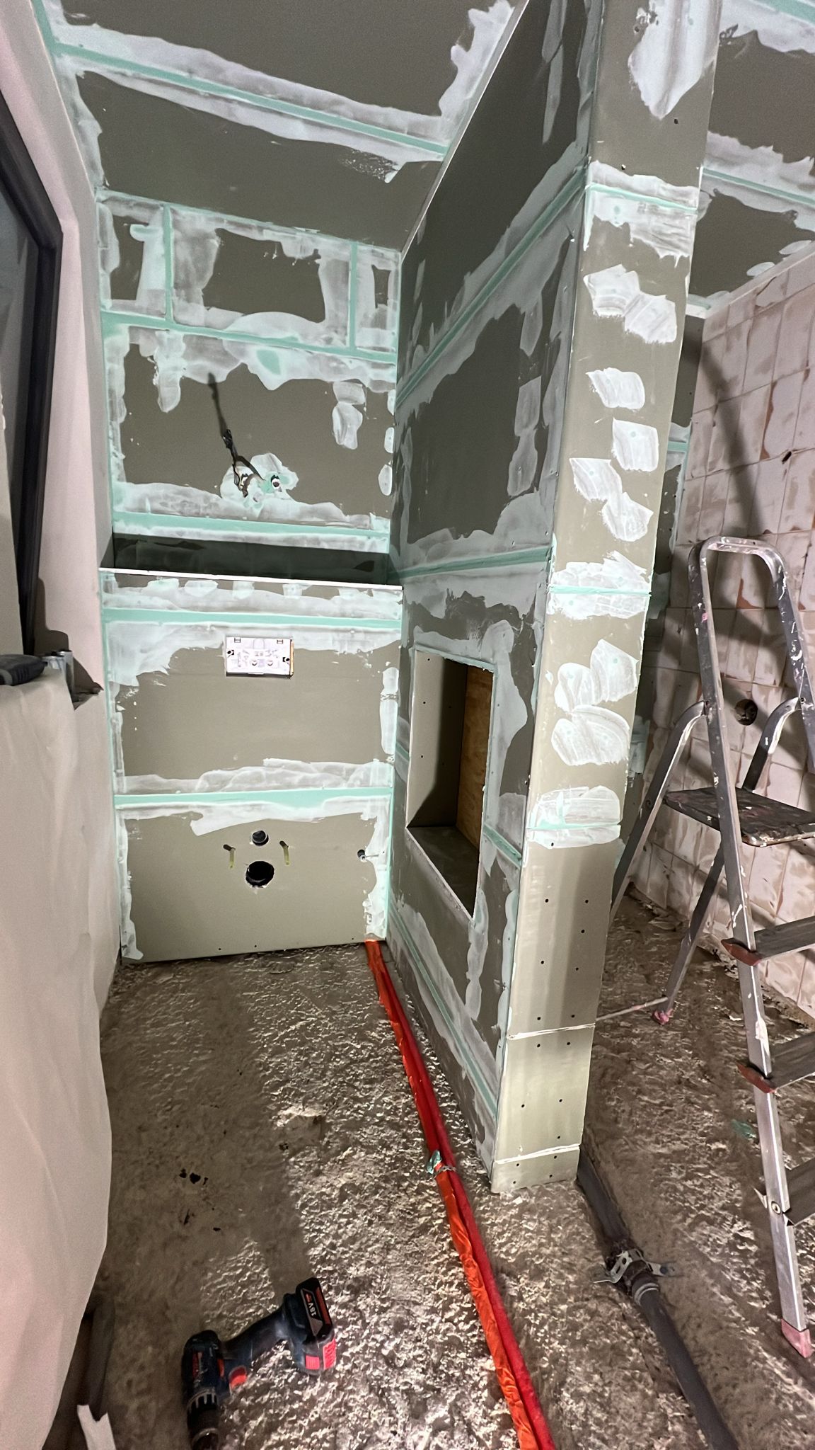 Baustelle mit geöffneten Wänden