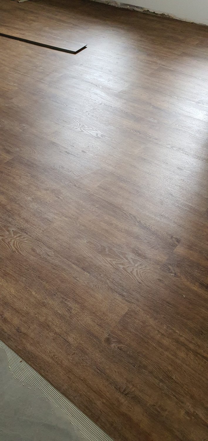 Hochwertiger Designboden in einem modernen Wohnraum