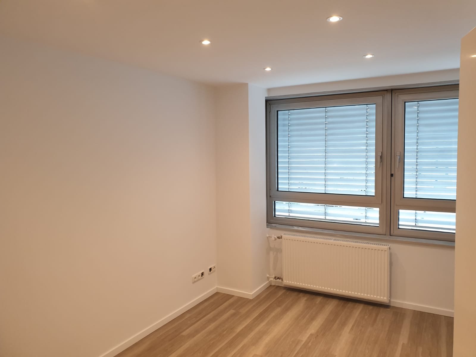 Fertiggestelltes Schlafzimmer mit Spachtelwand