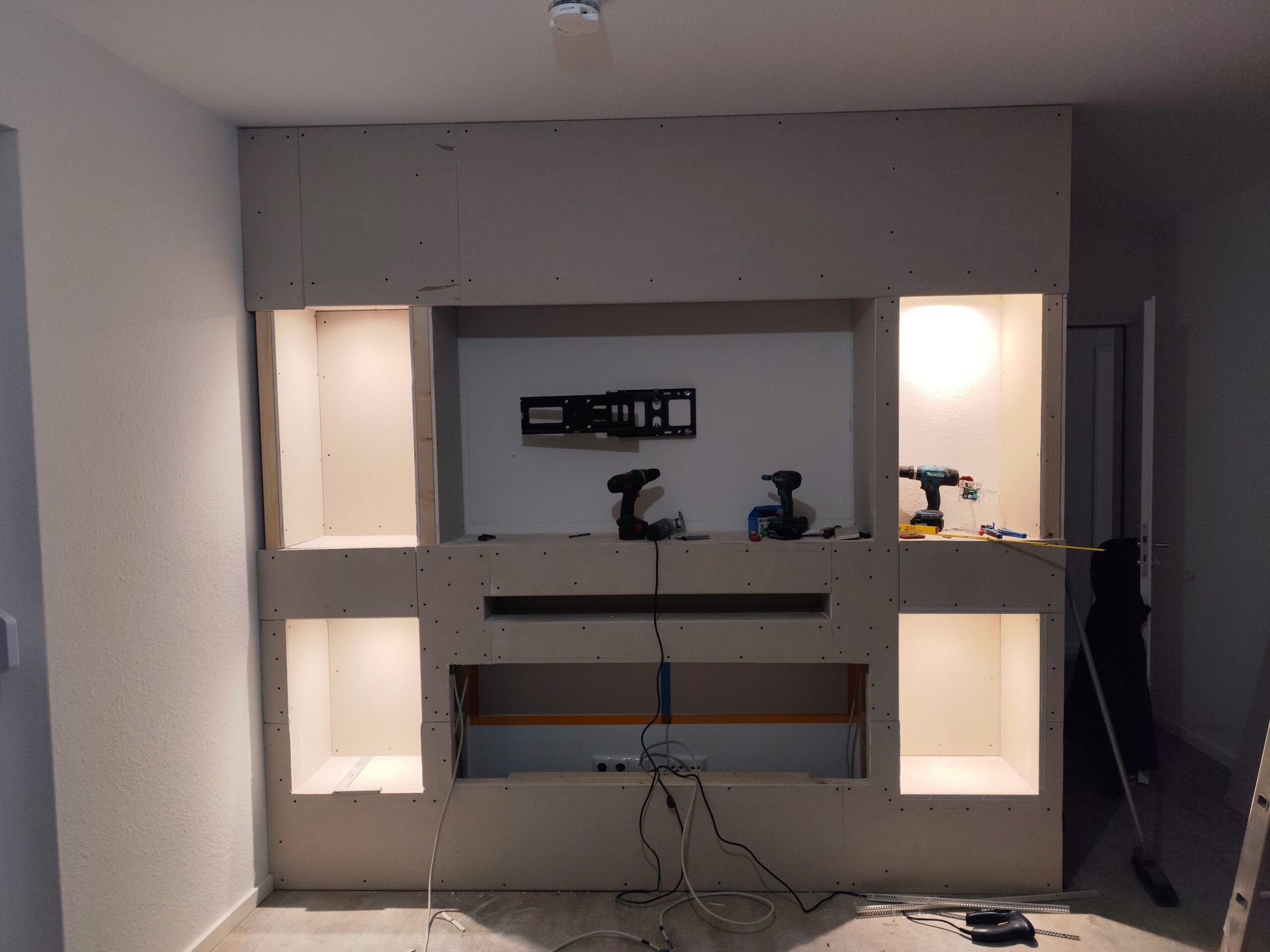 Maßgefertigte Einbauschrankwand in einem modernen Wohnzimmer
