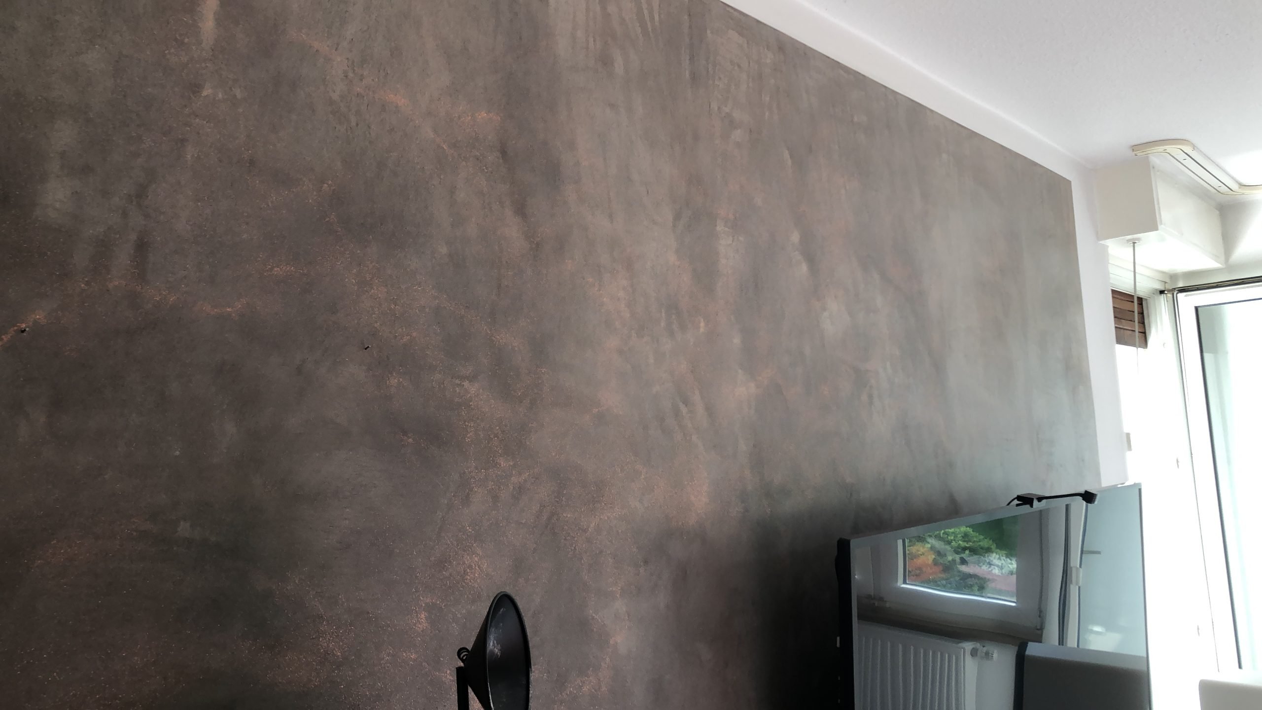 Kreative Spachteltechnik auf einer fertigen Wand