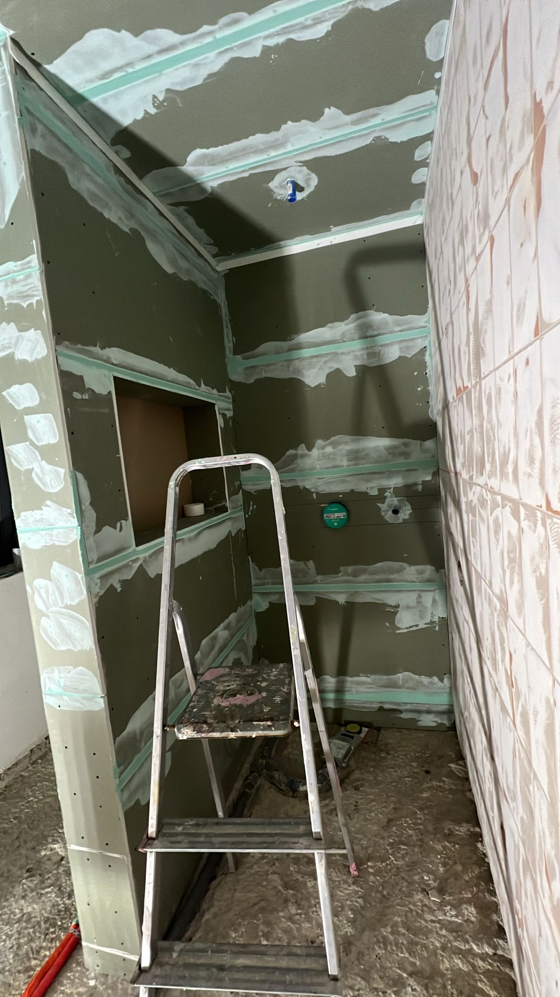 Trockenbauwand im Aufbau mit Metallständerwerk und Gipskartonplatten